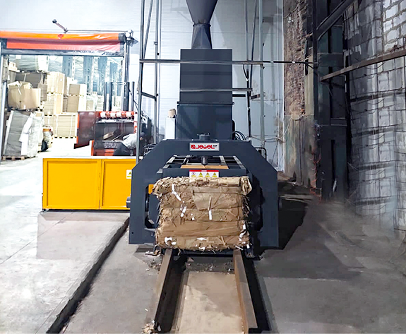 Helautomatiskt avfallsbalningssystem för en rysk kartongfabrik